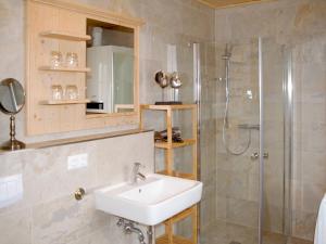 a bathroom with a sink and a shower at Ostsee Sonnengarten in Altefähr