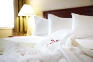 Postel nebo postele na pokoji v ubytování Ramada by Wyndham St. John's