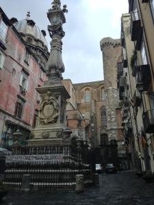 ナポリにあるDomus 19の建物前の柱時計
