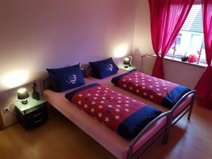 Кровать или кровати в номере Sonnige Ferienwohnung WHV