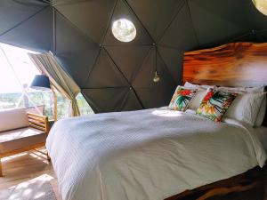 A bed or beds in a room at Chira Glamping Monteverde