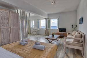 TV a/nebo společenská místnost v ubytování With-inn Mykonos Suites