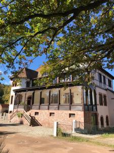 un grand bâtiment avec des fenêtres sur le côté dans l'établissement Logis Du Haut-Koenigsbourg, à Thannenkirch