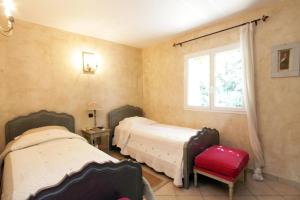 Un pat sau paturi într-o cameră la Villas les Residences de Scaglione +13 fotografii
