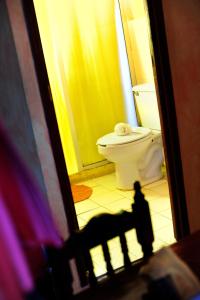 een badkamer met een wit toilet in een kamer bij Hotel Colorado in Playa del Carmen