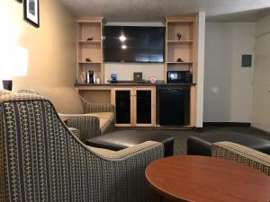 Kuchyň nebo kuchyňský kout v ubytování Dinosaur Inn & Suites