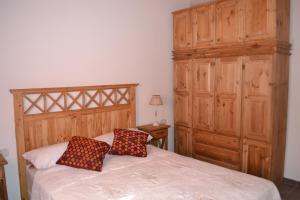 a bedroom with a bed with two pillows on it at Aguas Mornas Cabañas in Mina Clavero