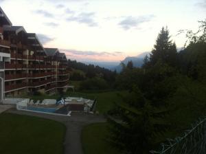 ル・プラ・ド・リにあるTerrasses Du Mont Blancの山々を背景にしたホテルのアリアルビュー