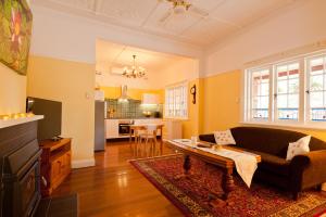 A seating area at Taree Apartment