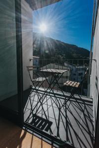 ジェレスにあるGerês Apartmentの山の上の太陽を望むバルコニー