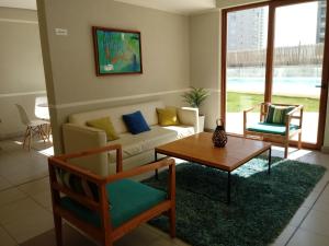sala de estar con sofá y mesa en Marina Sol, en Coquimbo