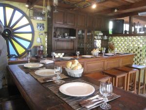 Un restaurante o sitio para comer en El Bambu