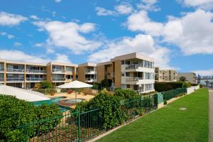 vistas a un complejo de apartamentos con patio en The Headlands Apartments, en Alexandra Headland