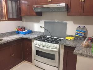 a kitchen with a stove top oven in a kitchen at Sur Backpackers in Santa Cruz de la Sierra