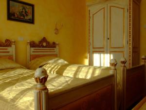 ザラウにあるHotel Royalの黄色い壁のベッドルーム1室(ベッド2台付)