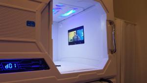 TV a/nebo společenská místnost v ubytování Galaxy Pods @ Chinatown