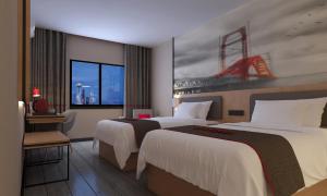 TaixingにあるThank Inn Plus Hotel Jiangsu Taizhou Venice Cityのベッド2台と窓が備わるホテルルームです。