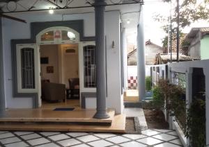 un portico anteriore di una casa con colonna di Ndalem Gorongan Guesthouse a Yogyakarta