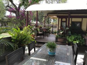 a patio area with a patio table and chairs at Dongara Breeze Inn in Dongara