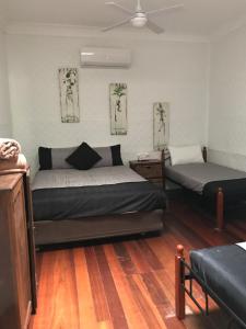 a bedroom with a bed and a desk at Dongara Breeze Inn in Dongara