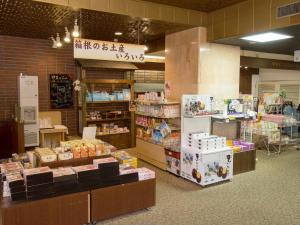 uma loja com um monte de itens em exposição em Itoen Hotel Hakone Yumoto em Hakone