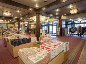 Supermarket nebo jiné obchody v  ryokanu nebo okolí