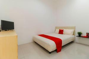 Tempat tidur dalam kamar di RedDoorz Plus @ Kapuk Business Park