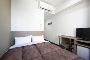 Katil atau katil-katil dalam bilik di R&B Hotel Shin Osaka Kitaguchi