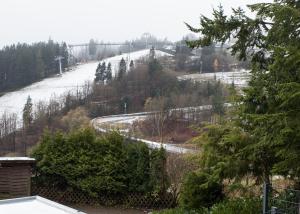 ヴィンターベルクにあるKappenblick 2の遠く道路のある雪に覆われた丘