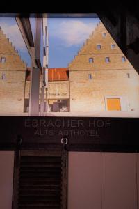 シュヴァインフルトにあるEbracher Hofのブレーカーホフタールハーストという言葉を持つ建物の前の看板