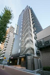 大阪市にあるR&Bホテル新大阪北口の市通りに建つ高層ビル