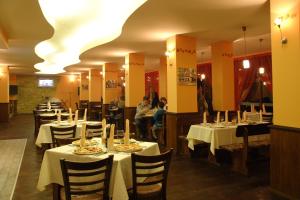 ห้องอาหารหรือที่รับประทานอาหารของ Park Hotel Dryanovo