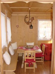 une salle à manger avec une table et un éléphant sur le mur dans l'établissement Hotel Villa Gaia, à Cortina dʼAmpezzo