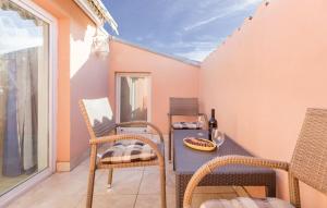 d'un petit balcon avec une table, des chaises et une fenêtre. dans l'établissement Apartments Sergio 1499, à Fažana