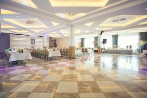 Reštaurácia alebo iné gastronomické zariadenie v ubytovaní Hotel Nad Nettą