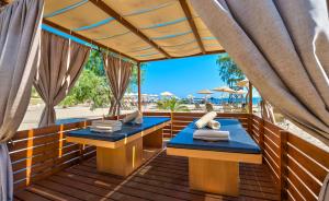 - deux bancs sur une terrasse avec vue sur la plage dans l'établissement Fodele Beach Water Park Resort, à Fodele