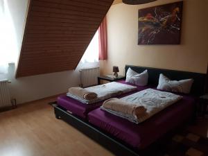 Ένα ή περισσότερα κρεβάτια σε δωμάτιο στο Gut Lauterbad Hotel