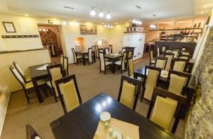 una sala da pranzo con tavoli e sedie in un ristorante di Penzion Pohoda a Frymburk