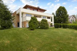 uma casa com um relvado em frente em Luxury Apartment Nana em Bled