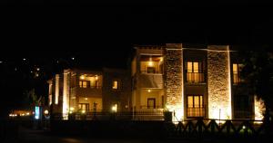 un gran edificio con luces encendidas por la noche en Villanaz Apart Hotel, en Bitez