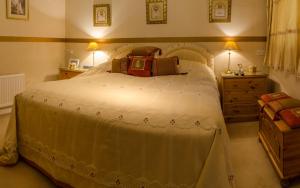 um quarto com uma grande cama branca e uma cómoda em Raikes Barn em Skipton