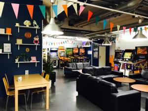 赫尔辛基赫尔辛基廉价睡眠旅馆的一间配备有沙发、桌子和乒乓球桌的客房