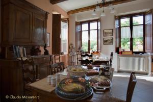 uma cozinha com uma mesa com comida em Agriturismo Fruttirossi em Trofarello