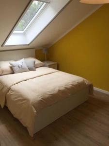 een slaapkamer met een groot bed en een raam bij fewo anderswo in der Nähe von Stralsund in Pantelitz