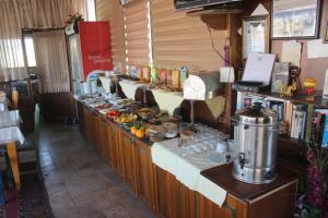 una línea de buffet en un restaurante con comida y bebida en Cappadocia Cave Rooms en Goreme