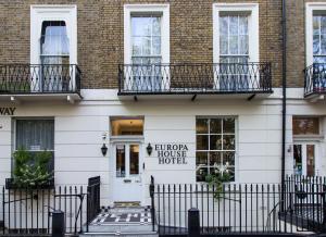 un edificio blanco con un letrero que lee hotel de la casa del piso en Europa House Hotel, London Paddington, en Londres