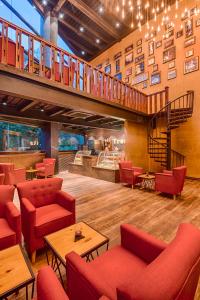 um restaurante com cadeiras vermelhas e uma escada em The Golden Crown Hotel em Kandy