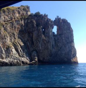 サン・ジョヴァンニ・ア・ピーロにあるVilla Ludoniccòの海水中の大岩