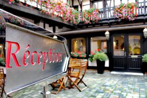 ein Restaurant-Schild vor einem Gebäude in der Unterkunft Le Gouverneur Hotel in Obernai