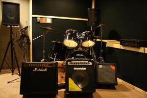 un studio d'enregistrement avec une batterie et des enceintes dans l'établissement ホテルにれの樹, à Hakuba 25 autres photos
